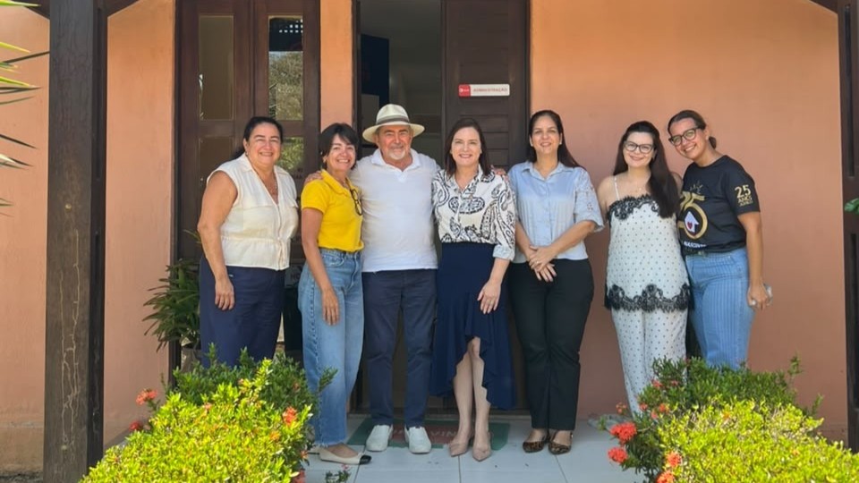 grupo de pessoas posa para a foto